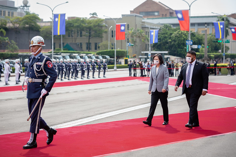 蔡英文總統今（15）日上午以隆重軍禮歡迎諾魯共和國總統昆洛斯（Russ Joseph Kun）伉儷