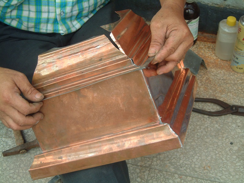 手工新作銅製落水頭（薛琴研究室提供）