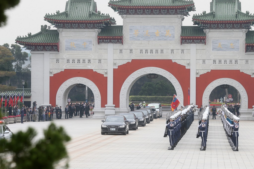 總統座車抵達忠烈祠，三軍樂、儀隊行軍禮致敬。