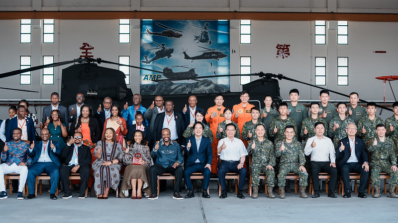 總統陪同史瓦帝尼王國國王恩史瓦帝三世參訪陸軍航空飛行訓練指揮部
