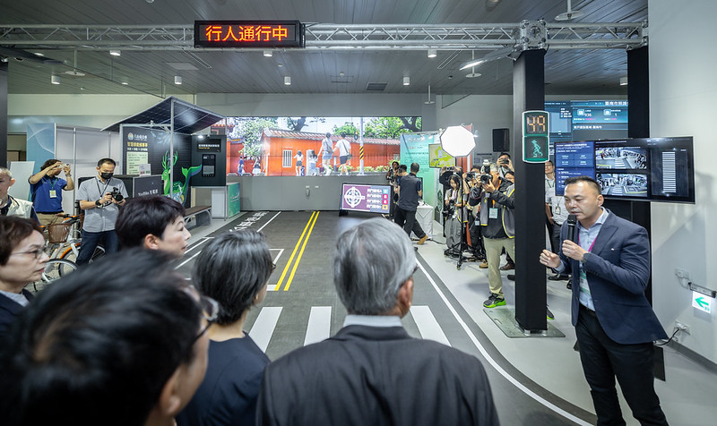 副總統出席「主權AI-全光網路智慧城市應用發布會及第1屆AI IMPACT大南方成果展示開幕」