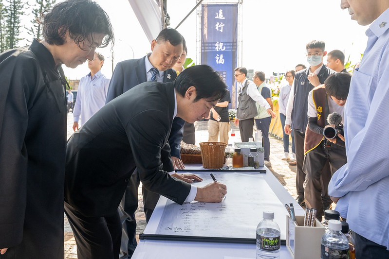 總統頒贈總統府前資政、立法院前副院長饒穎奇先生褒揚令