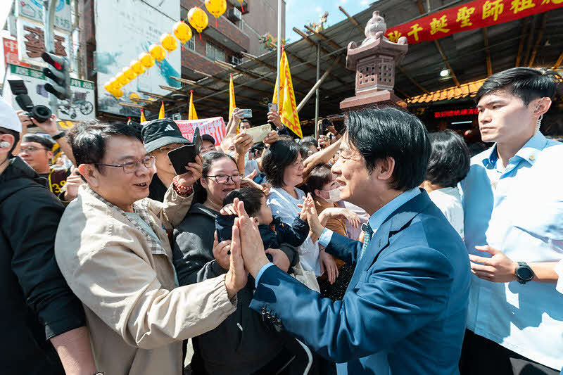 總統前往「頂泰山巖」及「下泰山巖」參香祈福
