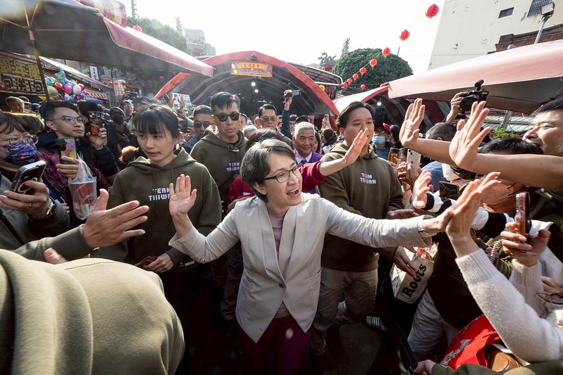 副總統前往中彰投等地廟宇參拜祈福並發放福袋