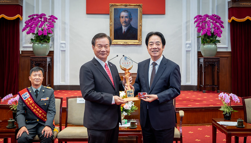 總統接見社團法人國際生命線台灣總會理監事及第一屆「《珍愛生命線》十大生命救援獎」獲獎人