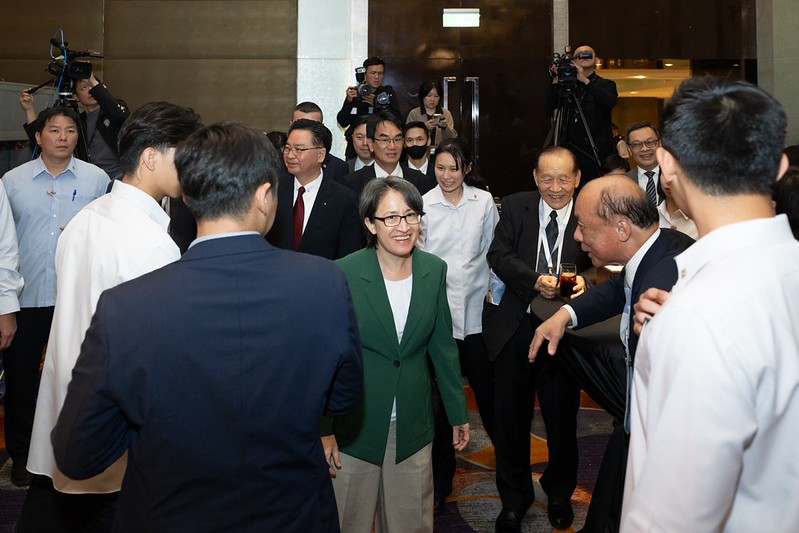 副總統出席「2026總統府全社會防衛韌性國際論壇－韌性台灣 民主永續」晚宴

 

副總統出席「2026總統府全社會防衛韌性國際論壇－韌性台灣 民主永續」晚宴