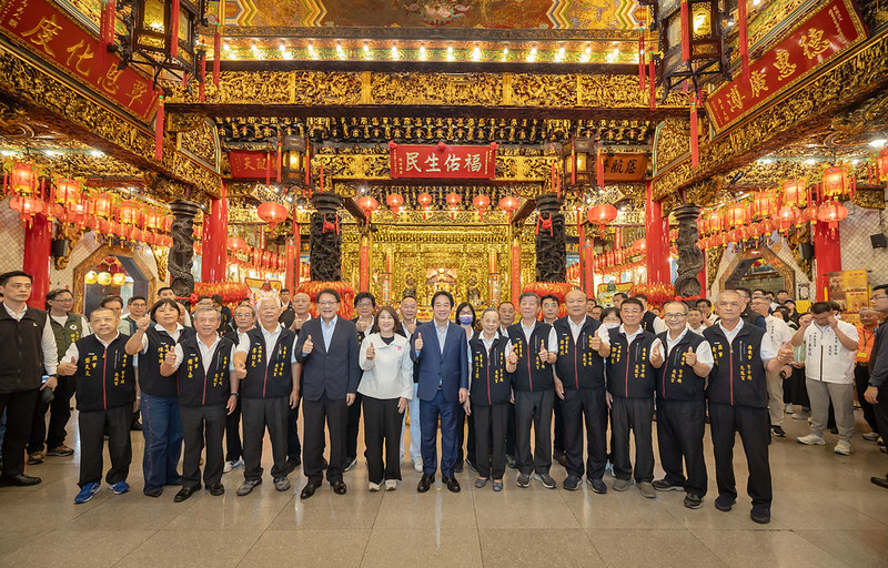 總統前往「屏東慈鳳宮」參香祈福
