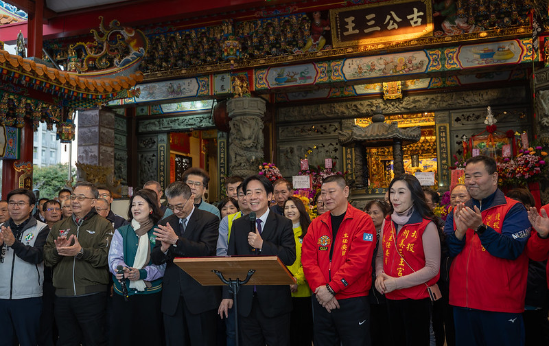 總統前往「洲美屈原宮」及「洲美三王宮」參香祈福