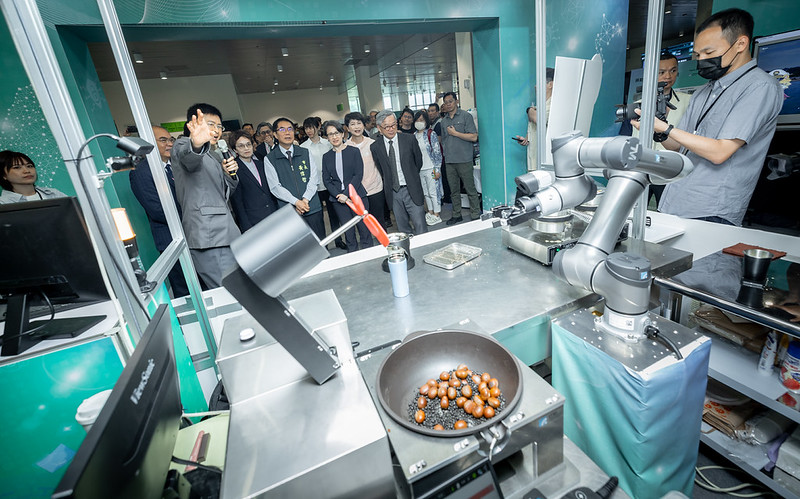 副總統出席「主權AI-全光網路智慧城市應用發布會及第1屆AI IMPACT大南方成果展示開幕」