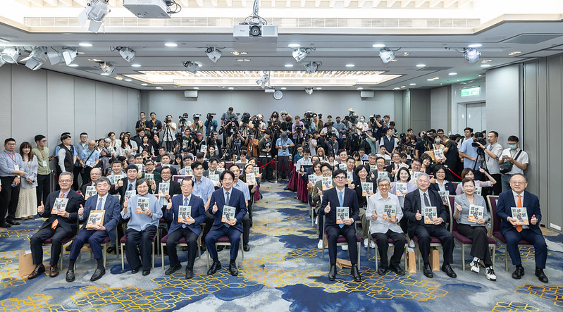 總統出席「《高雄，緊緊緊：2314天極限轉型》新書發表會」