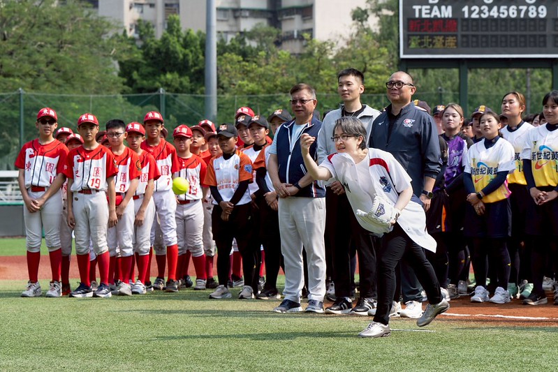 副總統出席「2026企業女子壘球聯賽開幕戰」