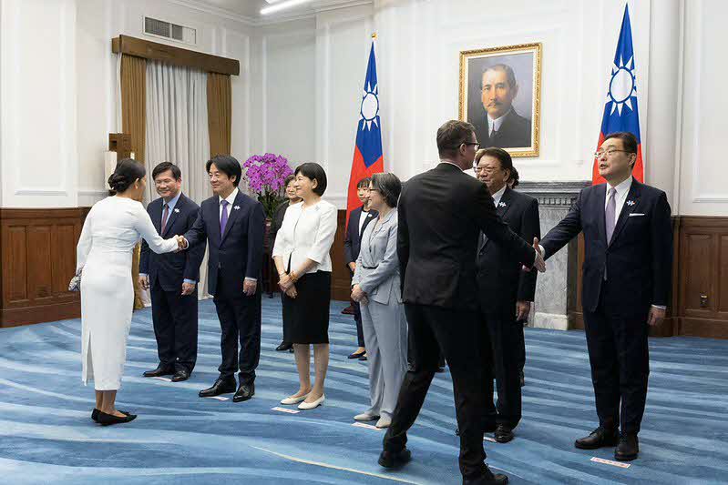 總統及副總統接受各國慶賀團及駐臺使節致賀雙十國慶