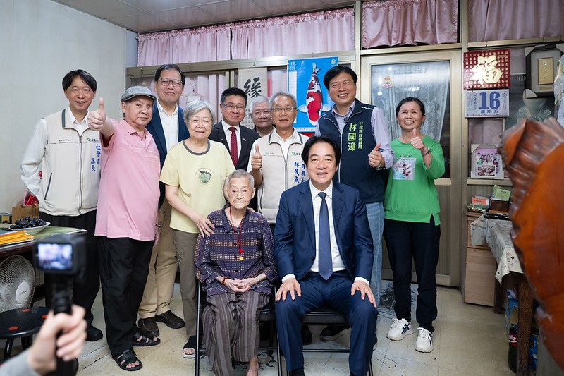 總統探望百歲人瑞廖鍾毓先生及簡林金桂女士