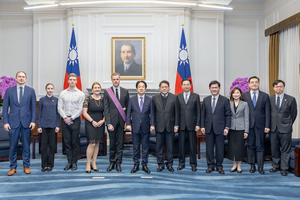 總統與受勳人暨觀禮人合影留念。