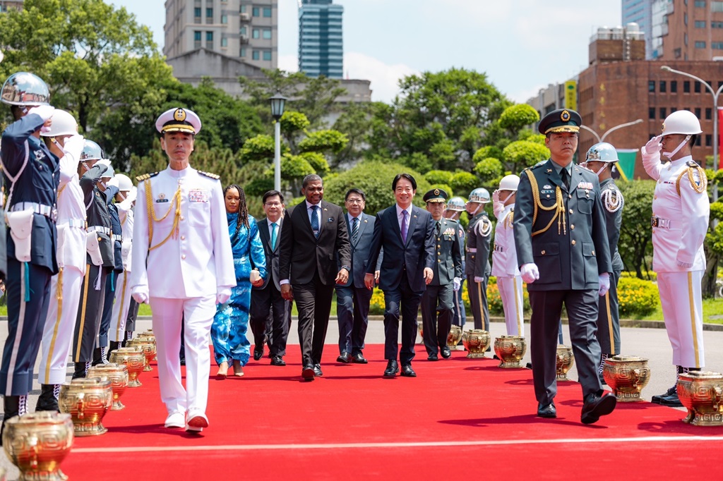 The President welcomes foreign guests of state with full military honors.