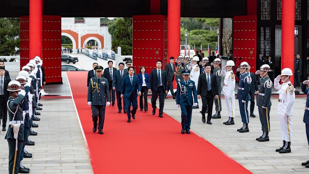 總統由總統府秘書長等官員陪同,前往正殿主持祭典。