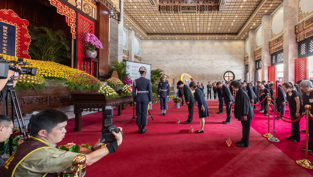 總統率同陪祭、與祭人員行三鞠躬禮。