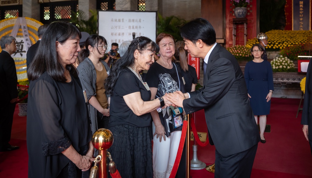 總統向遺族代表握手慰問致意。