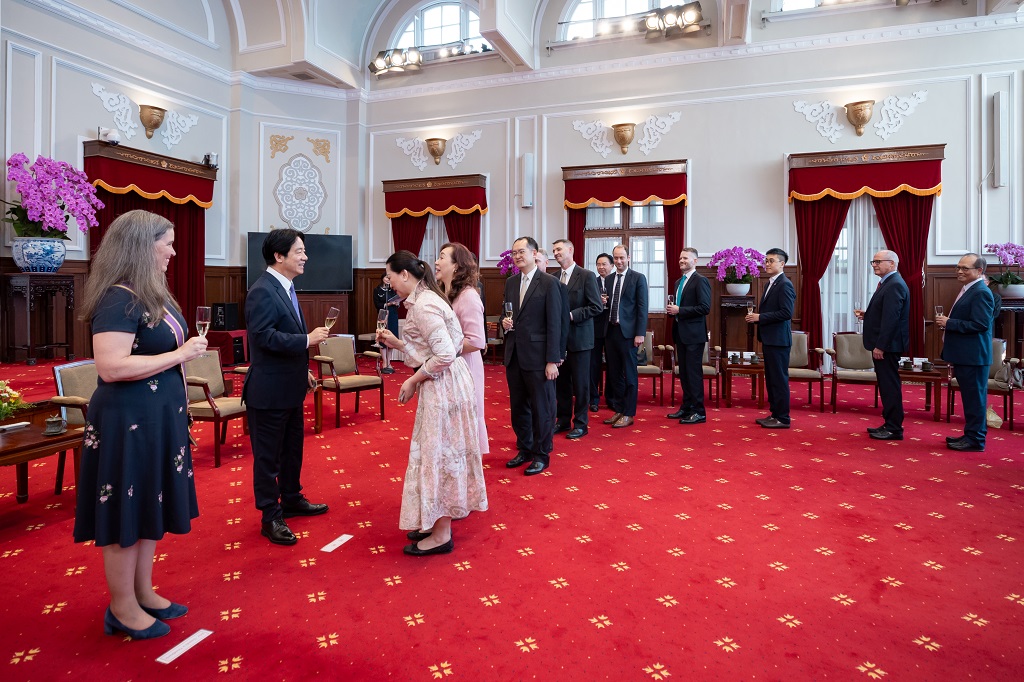 觀禮人員依禮賓人員引導循序向總統致敬。