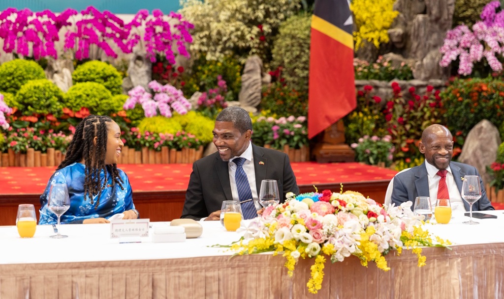 受邀賓客大約在宴前30分鐘到達會場,進用飯前酒。