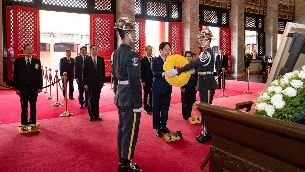 總統獻花致敬。