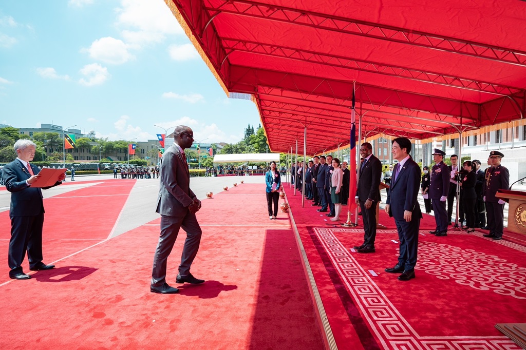 Delegation members accompanying a foreign leader of state to the ROC are introduced to the President.