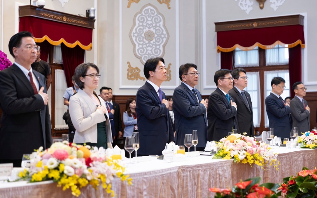 國宴進行的程序,先後是飯前酒會、宴前與宴賓客晉見兩國元首,之後才進行宴會。