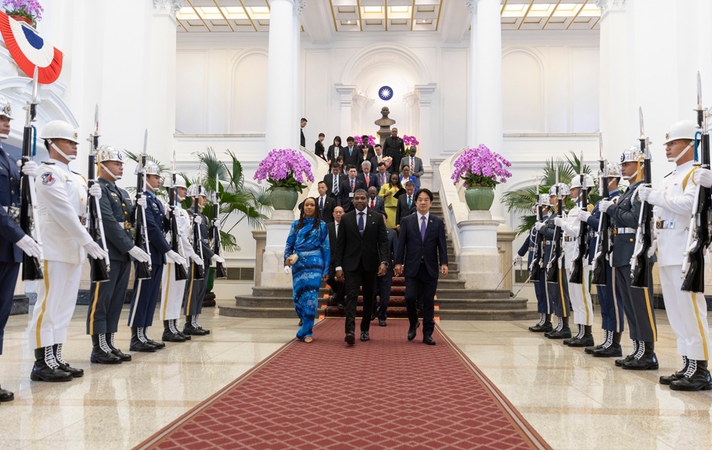 我國總統陪送友邦元首至總統府或飯店正門口握別。