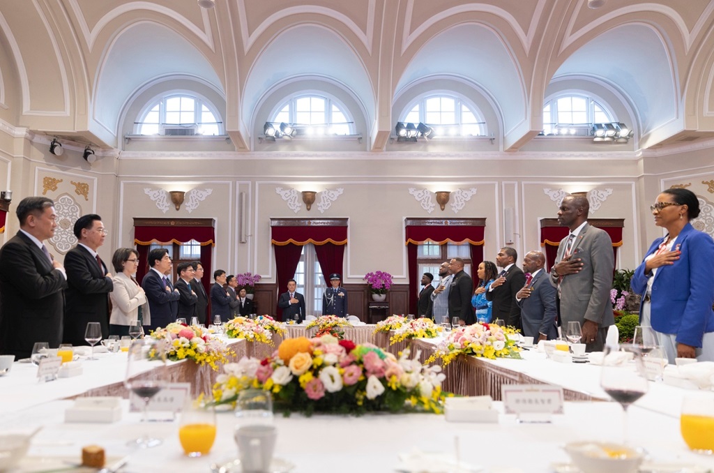 兩國元首就定位、國宴開始前,先演奏友邦國家國歌表示崇敬與歡迎。