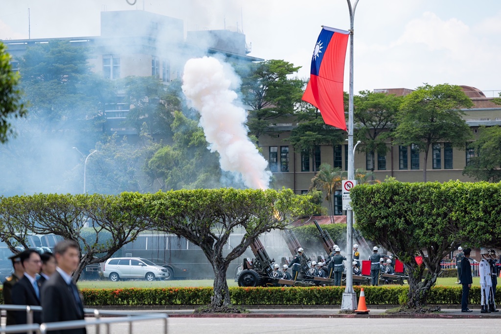 A 21-gun salute commences the military honors in a show of respect to the visiting leader.